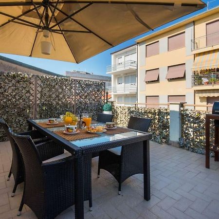 Altido Apt For 8 With Huge Terrace In Old Town Of Виареджо Экстерьер фото