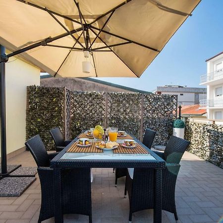 Altido Apt For 8 With Huge Terrace In Old Town Of Виареджо Экстерьер фото