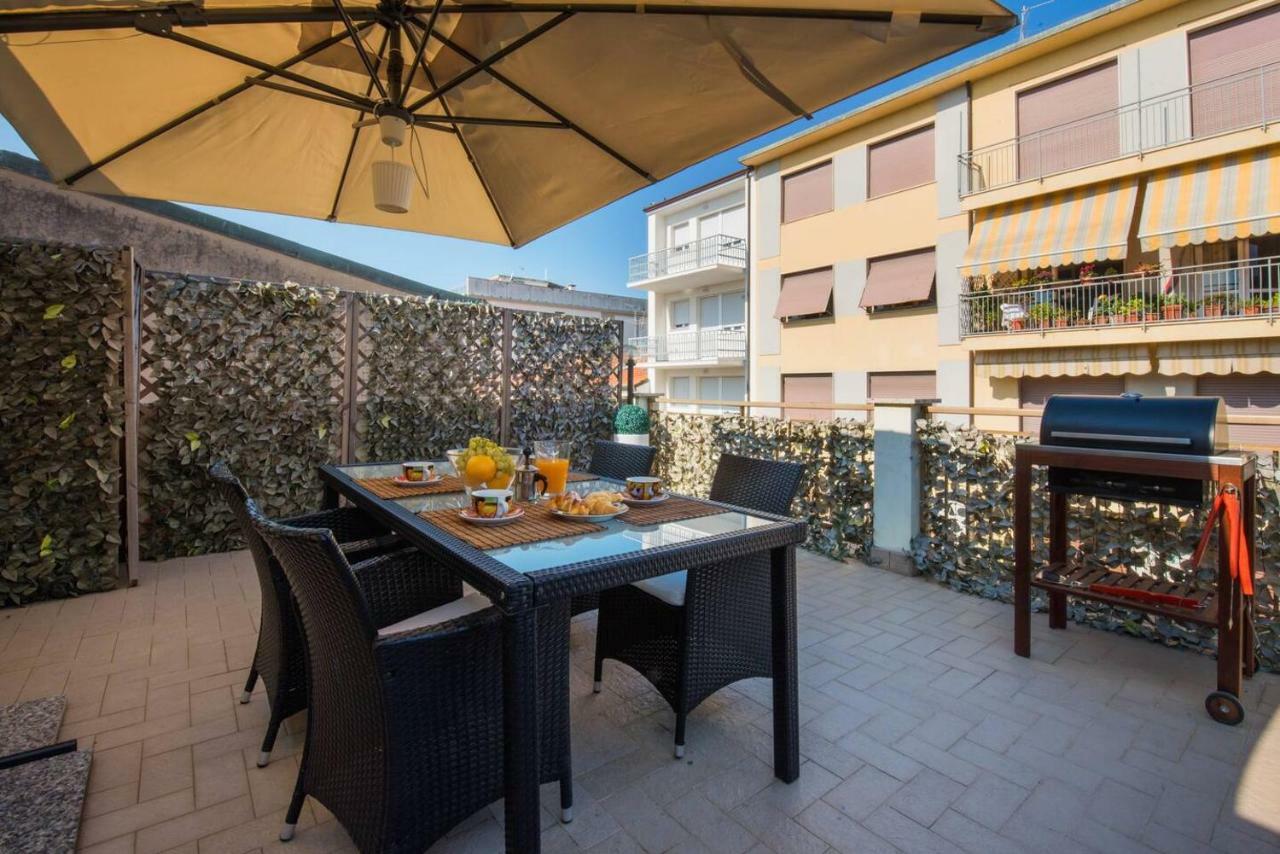 Altido Apt For 8 With Huge Terrace In Old Town Of Виареджо Экстерьер фото