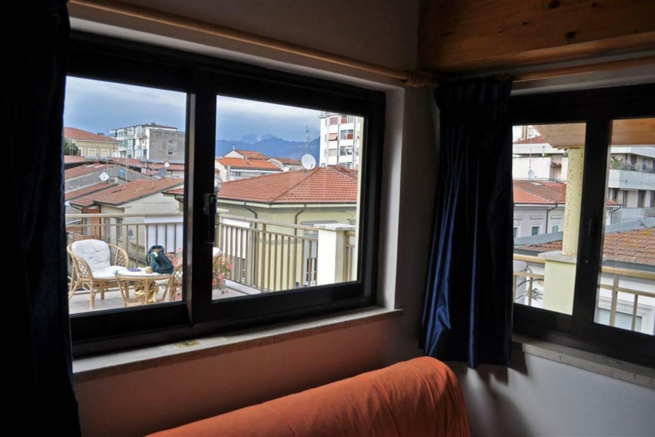 Altido Apt For 8 With Huge Terrace In Old Town Of Виареджо Экстерьер фото