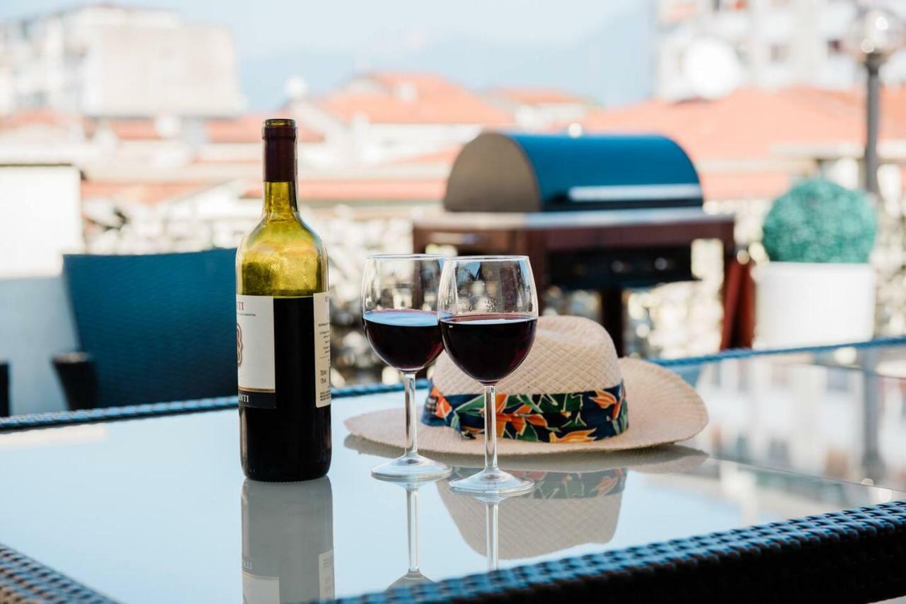 Altido Apt For 8 With Huge Terrace In Old Town Of Виареджо Экстерьер фото
