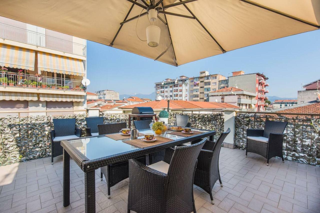 Altido Apt For 8 With Huge Terrace In Old Town Of Виареджо Экстерьер фото
