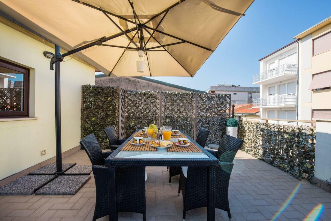 Altido Apt For 8 With Huge Terrace In Old Town Of Виареджо Экстерьер фото